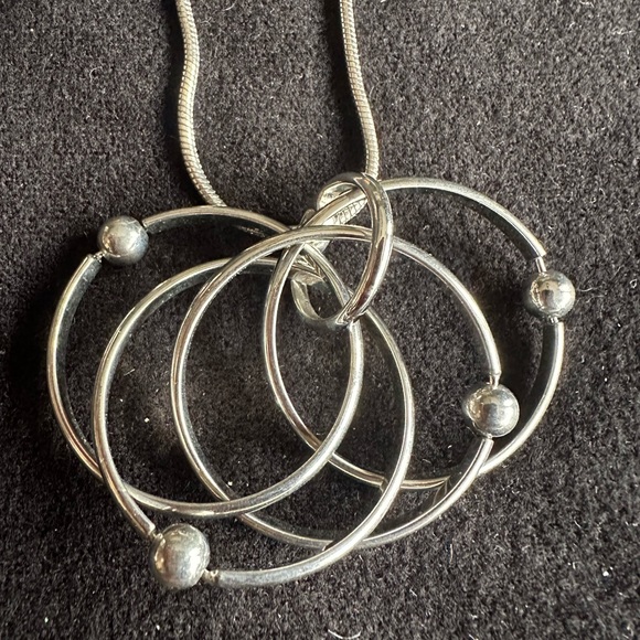 Pretty silver tone circles necklace - Picture 3 of 5